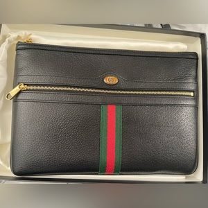 100% AUTHENTIC GUCCI CLUTCH
BLACK LEATHER
GOLD HARDWARE
Box and dust bag